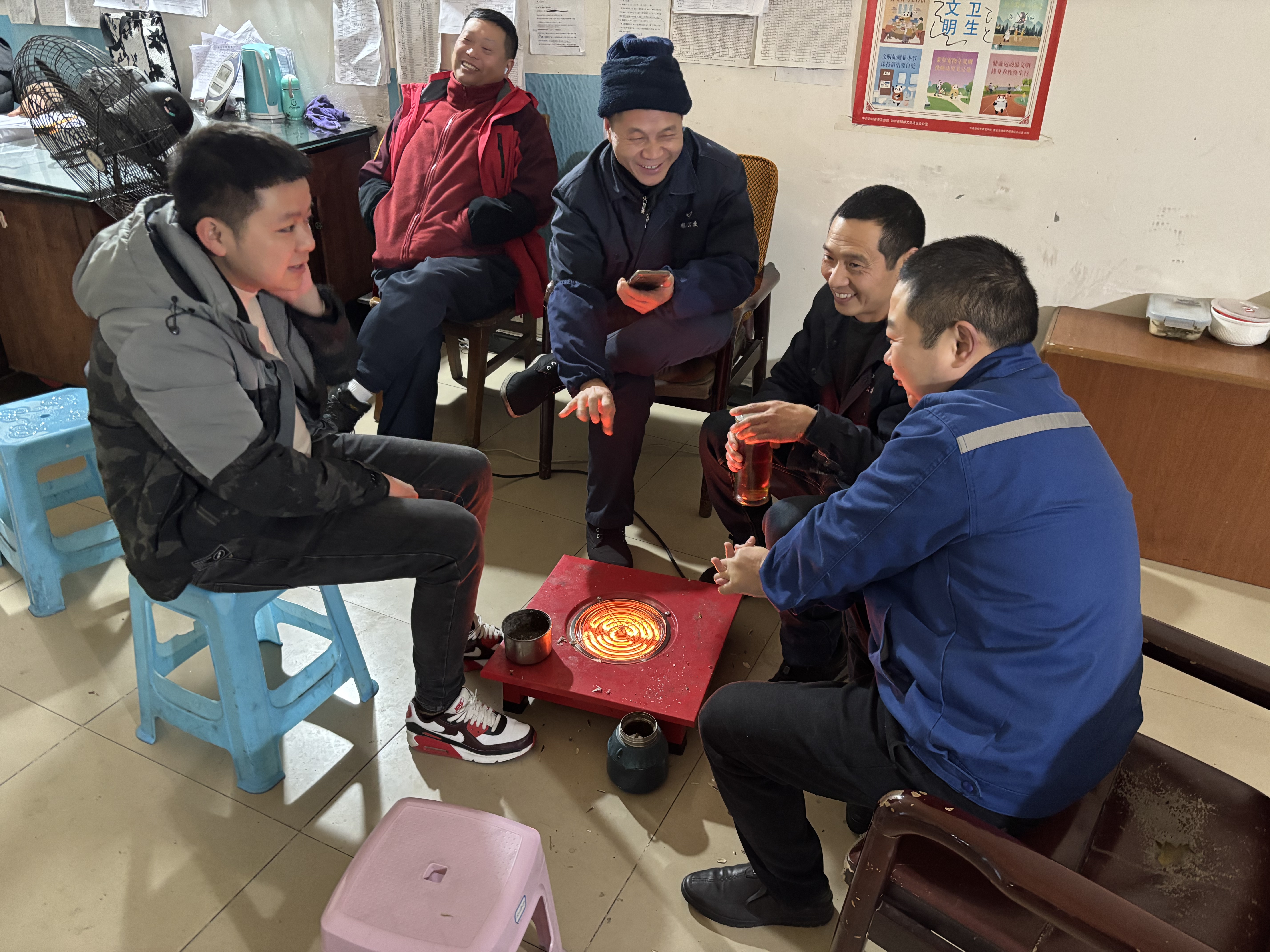 安全人員在站點(diǎn)巡查時(shí)與駕駛員交流